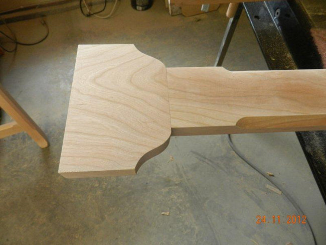 DIY_hall_table_lower_rail_dowel_joint_closed