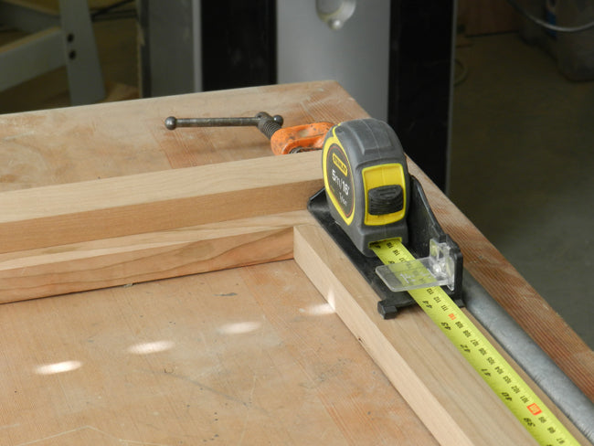 measuring-the-TV-stand-rear-framework-rail-length-exactly-with-UTG